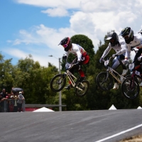 El BMX Racing tendrá una gran fiesta en la pista Carlos Ramírez del PRD, con el Campeonato Panamericano y Copa Latinoamericana este fin de semana. Carlos Ramírez (izq.), es carta bogotana. Foto IDRD. 