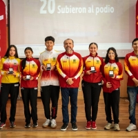 Algunos de los deportistas que recibieron reconocimiento, con directivos del IDRD. Aparecen (izq. a der.) Óscar Ruiz (jefe de Deportes), Sarah Muñoz, Danna Rizo, Juan Sánchez, Daniel García (director), Carol Acosta, Violeta Carvajal e Iván Morales (subdirector de Recreación y Deporte). Foto IDRD.
