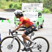 Camila Valbuena durante la subida a La Línea. Llegó novena en la etapa y es novena en la general. Es la mejor bogotana en la Vuelta a Colombia Femenina. Foto Camilo Monsalve, enviado especial IDRD.