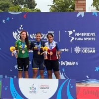 La corredora del Equipo Bogotá, Paula Ossa (centro) ganó dos medallas de oro en paracycling en los Juegos Parasuramericanos Valledupar 2026. Foto Prensa Juegos.