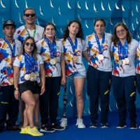 El Equipo Bogotá de Paranatación consiguió 21 medallas para Colombia en los II Juegos Parasuramericanos Valledupar 2026. De izquierda a derecha: Santiago Villota, Moisés Fernández (DT), Sara Vargas (abajo), Sharit Yunque, Laura Ladino, Michel Cortés, Laura González y Darly Casas (DT). Fotos IDRD
