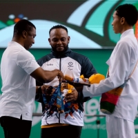 El deportista del Equipo Bogotá, Fabio Torres (centro), recibe su medalla de parte del ministro (e) del Deporte, Óscar Figueroa (izq.), en los Juegos Parasuramericanos Valledupar 2026. Foto cortesía Mindeporte.