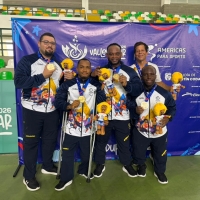 El deportista del Equipo Bogotá, Fabio Torres (centro), fue clave para que el parapowerlifting de Colombia ganara la medalla de oro por equipos en los Juegos Parasuramericanos Valledupar 2026. Foto cortesía CPC.