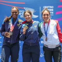 La patinadora bogotana Gabriela Rueda (centro), feliz con su medalla de oro en los Juegos Centroamericanos y del Caribe, único título que le faltaba a su rico palmarés. A su lado, Kollin Castro (izq.) y Valentina Letelier, de México (der.). Foto cortesía Prensa Santo Domingo 2026.