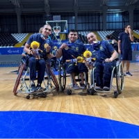 Jhoan Sebastián Peña Romero, Julián David López Romero y Federico López Rodríguez son los tres jugadores del Equipo Bogotá, campeones con Colombia en el baloncesto en silla de ruedas de los Juegos Parasuramericanos Valledupar 2026. Foto IDRD.