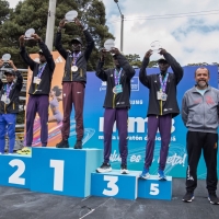 Los cinco mejores de la Media Maratón de Bogotá, en el podio, junto al director del IDRD, Daniel García. Eric Sang (1), estableció nueva marca para la distancia. Foto IDRD.