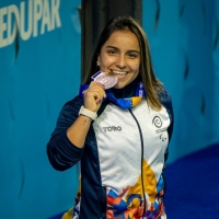 Sara Vargas –clase S7-, tuvo un día brillante y ganó tres medallas de oro en la paranatación, y con 5 preseas (4 oros y plata), es la máxima medallista del Equipo Bogotá en los II Juegos Parasuramericanos Valledupar 2026. Foto IDRD, Daniel Pérez, enviado especial.