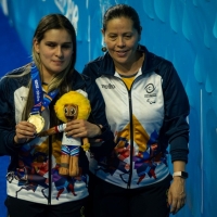 Sharit Yunque (izq.), ganadora de la primera medalla de Bogotá en paranatación en los II Juegos Parasuramericanos Valledupar 2026, con la entrenadora Darly Casas. Foto IDRD, Daniel Pérez, enviado especial.