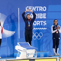 La nadadora bogotana Sirena Rowe (centro), ganó la medalla de oro en los 50 metros libre femenino, e impuso nuevo récord para esta prueba en los Juegos Centroamericanos y del Caribe. Foto cortesía COC.