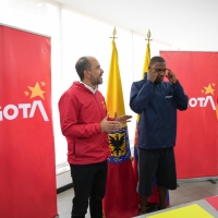 Durante su visita al IDRD, Ronal Longa explicó cómo ha trabajado la parte física y especialmente la parte mental, para tener el rendimiento que tiene ahora. Con él, Daniel García Cañón (izq.), director del Instituto, e Iván Morales, subdirector de Recreación y Deporte. Foto IDRD.