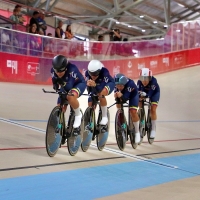 Camila Valbuena (der.), cerrando el grupo, fue pieza clave en la consecución de la medalla de oro en la persecución por equipos para Colombia en el ciclismo de pista. Foto cortesía COC.