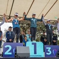 El podio de la Carrera de la Mujer 2026. En el tercer lugar, la olímpica Angie Orjuela, del Equipo Bogotá, quien se recupera de una lesión y apenas está volviendo. Foto IDRD.