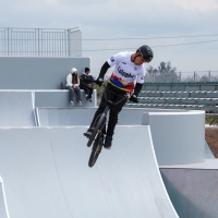 Luis Oswaldo Rincón sacó un repertorio sensacional en la final del ciclismo BMX Freestyle, y se colgó la medalla de oro en los XIII Juegos Suramericanos Santafé 2026, en Argentina. Foto cortesía COC.