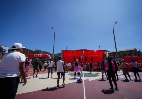 Muchas personas en una sección de actividad física