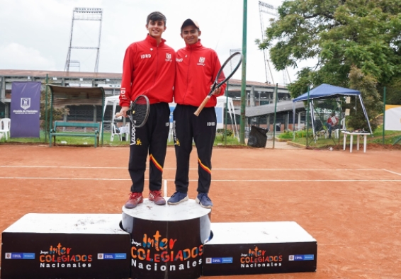 Dos deportistas en el pódio