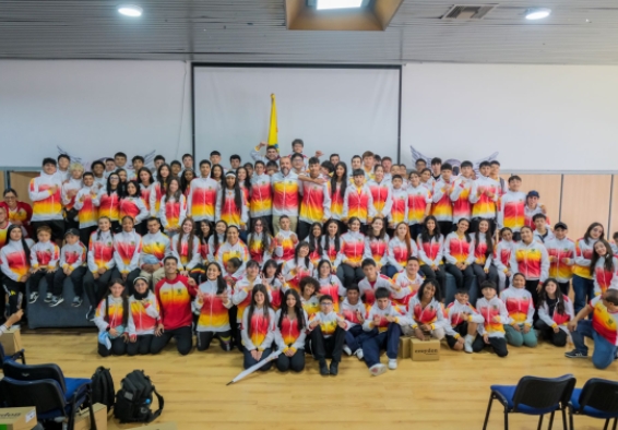 Deportistas del Equipo Bogotá con el director del IDRD