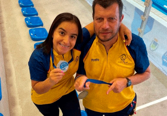 Sara Vargas y su entrenador Estivens Ruiz muestran las medallas que obtuvo la deportista en la Serie Mundial. Foto: IDRD.