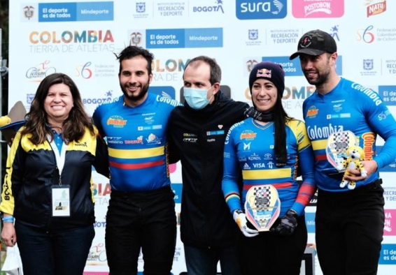 deportistas en el podio