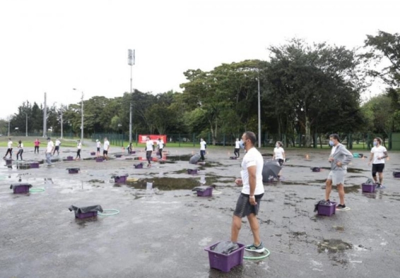 personas ejercitándose en un parque
