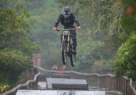 persona saltando en bmx bajo la lluvia