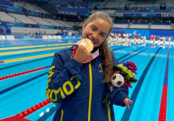laura carolina gonzalez mordiendo medalla