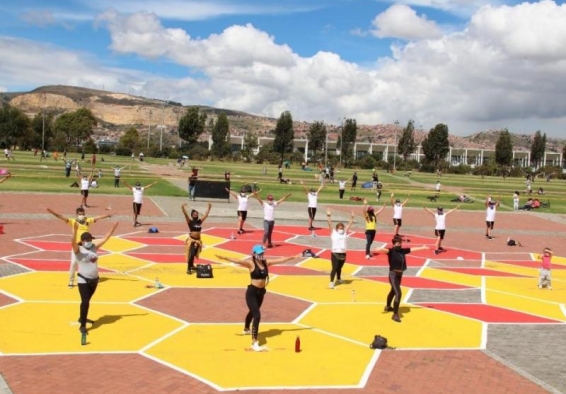 personas ejercitándose en un parque