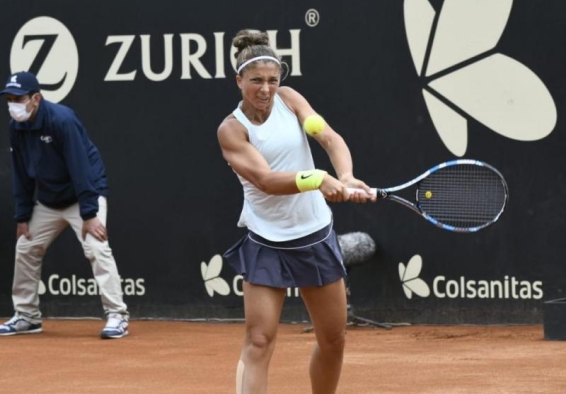 MARÍA CAMILA OSORIO jugando tenis