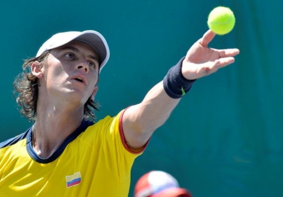 William Felipe Mantilla jugando tenis