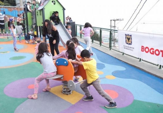 niños jugando en parque