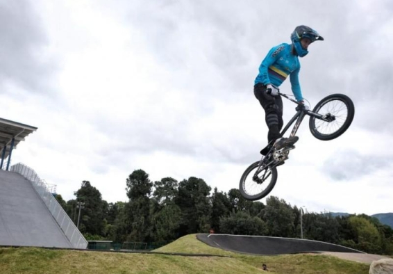 carlos ramírez en su bmx
