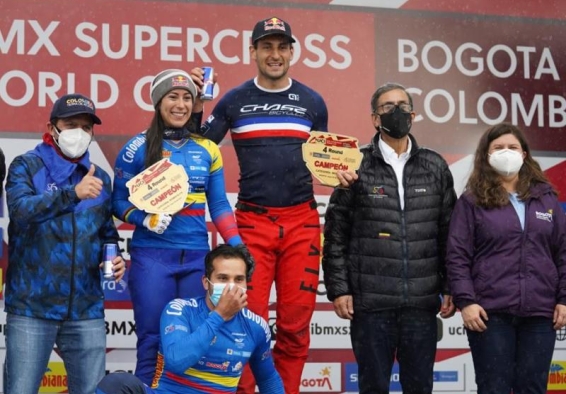 deportistas en el podio