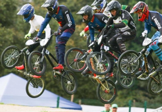 ciclistas de bmx compitiendo
