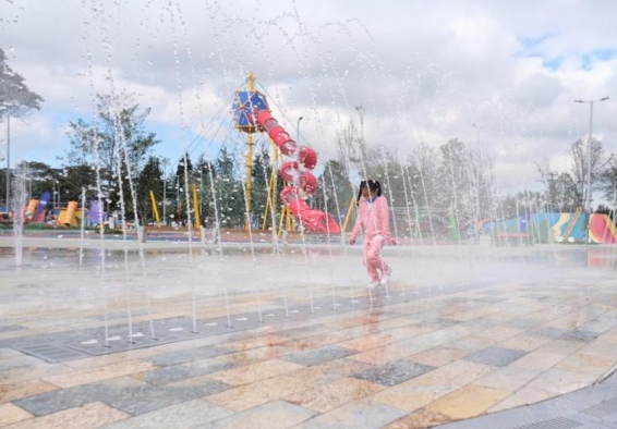 niña jugando en fuentes de agua