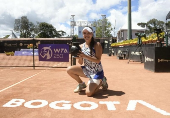 deportista arrodillada con su premio
