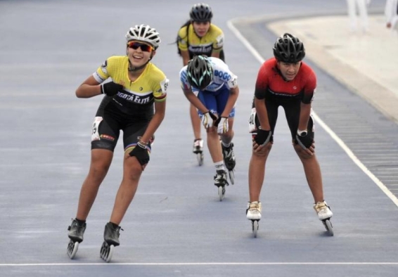 patinador compitiendo en pista