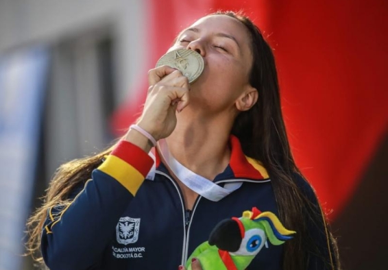 deportista besando medalla