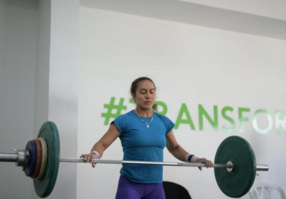 deportista levantando pesas