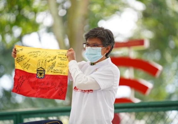 claudia lopez con bandera de bogotá