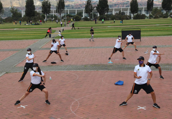 personas ejercitándose en un parque