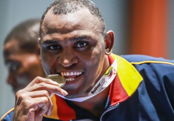 Deivis Julio Blanco, boxeador mordiendo medalla