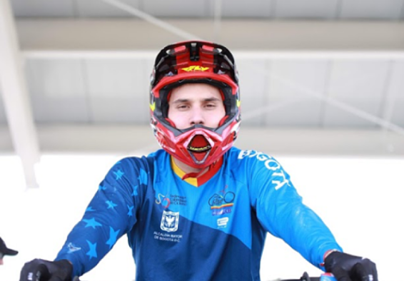 carlos ramírez en su bmx