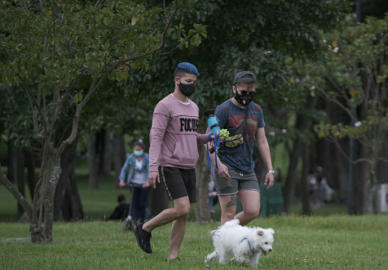 personas ejercitándose en un parque