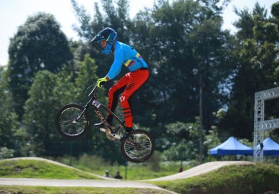 carlos ramírez en su bmx