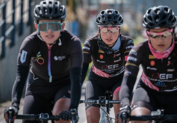 ciclistas en formación