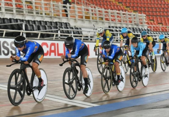 equipo de ciclistas montando en pista 