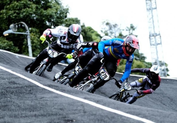 ciclistas de bmx