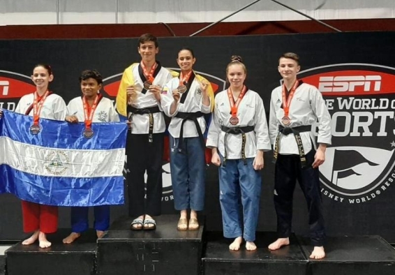 deportistas en el podio