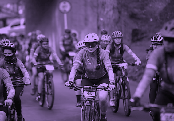 mujeres pedaleando