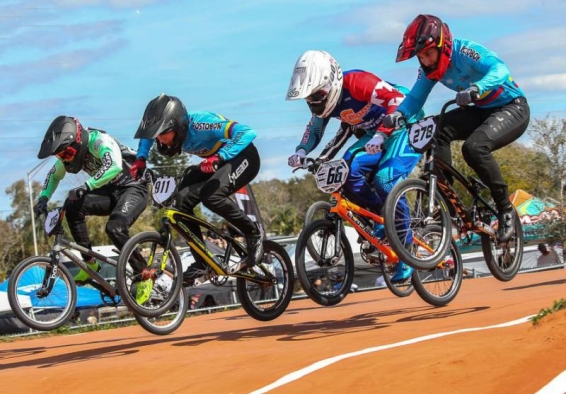 ciclistas de bmx compitiendo