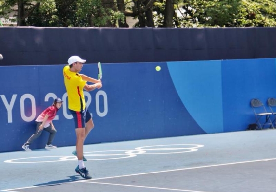 deportista jugando tenis